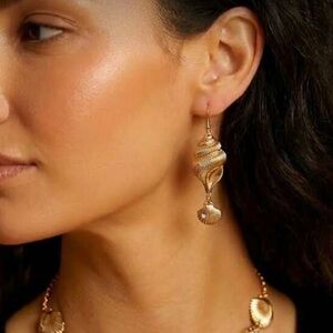 Elegant Gold Shell Earrings R200